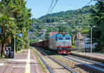 Die  Tiger  E.652 055 (91 83 2652 055-1 I-TI) der Trenitalia rauscht am 20.06.2016 mit einem Ganzg�terzug bestenhend aus Wagen Gattung Eaos durch den Stresa in Richtung Domodossola.
