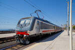 Im Sandwich zweier E.464 (gef�hrt von der E.464.217, geschoben von der E.464.338) verl�sst der Trenitalia InterCity Notte ICN 1959, von Roma Termini nach Syrakus (Siracusa), den Bahnhof Catania