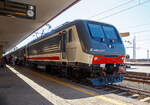Im Sandwich zweier E.464 (gef�hrt von der E.464.217, geschoben von der E.464.338) erreicht der Trenitalia InterCity Notte ICN 1959, von Roma Termini nach Syrakus (Siracusa), �berp�nktlich den Bahnhof