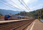 Steuerwagen voraus verlässt ein Trenitalia „Vivalto“- Doppelstock-Wendezug, geschoben von der Trenitalia E.464 578 (eine Bombardier TRAXX P160 DCP), als Cinque Terre Express nach La