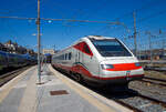 Der Trenitalia Frecciabianca ETR.463.28 (Pendolino) steht am 14 Juli 2022 im Bahnhof Roma Termini zur Abfahrt bereit.

Der ETR.463 (von italienisch Elettro Treno Rapido) oder umgangssprachlich auch Pendolino ist ein von Trenitalia betriebener italienischer Neigezug von Fiat Ferroviaria. Noch während die Produktion der ETR.450 im Gange war, wurde mit dem Bau der zweiten Generation von Pendolino-Zügen begonnen. Die 10 Züge wurden 1991 von Italienischen Staatsbahn (FS) bestellt. Seit 2013 gehören die Züge zur Zuggattung Frecciabianca und bedienen von Rom aus Genua, Ravenna (und bis 2020 Reggio Calabria), sowie seit 2021 die Verbindung Venedig–Lecce über die Adriabahn.

Für den internationalen Verkehr (nach Frankreich) wurden die Züge 21, 27 und 28 im Jahre 1996 mit einer Zweisystem-Ausrüstung versehen, sodass sie auch mit Gleichstrom mit einer Spannung von 1.500 V verkehren konnten. Die umgebauten Züge wurden der Baureihe ETR.463 zugeordnet. Die Züge kamen ab dem Winterfahrplan 1996 auf der Strecke Mailand–Turin–Lyon zum Einsatz. Eine geänderte Getriebeübersetzung gab den Zügen eine höhere Zugkraft zur einfacheren Überwindung der Rampen der Mont-Cenis-Bahn, dies setzte aber die Höchstgeschwindigkeit auf 200 km/h herunter. Die grenzüberschreitenden Fahrten wurden 2003 eingestellt und die Getriebeübersetzung wieder zurückgeändert, sodass sie wieder ihre alte Höchstgeschwindigkeit erreichen konnten.

Aus der Baureihe ETR.460/463 wurde die Baureihe ETR.470 Cisalpino abgeleitet, die zusätzlich über eine Wechselstromausrüstung für eine Spannung von 15 kV 16,7 Hz~ verfügt und deshalb auch in der Schweiz, Deutschland, Österreich und Griechenland verkehren konnte.

Technik
Die Züge sind neunteilig und bestehen technisch aus drei unabhängigen Traktionseinheiten. Jeder der Drittelzüge besteht aus einem antriebslosen Wagen und zwei Wagen mit je einem Stromrichter in GTO-Thyristor-Technik und zwei Fahrmotoren. Die am Wagenkasten befestigten Motoren treiben jeweils, über eine Kardanwelle, die innere Achse jedes Drehgestells an, sodass jeder Antriebswagen über zwei Triebachsen verfügt. Die ETR.463 und unterscheiden sich von den ETR 460 nur durch die Zweisystem-Traktionsausrüstung und die zeitweise geänderte Getriebeübersetzung.

Im Gegensatz zum Vorgänger ETR.450 erhielten die Endwagen eine neue breitere eher eckiger wirkende Kopfform, die vom Industriedesigner Giorgio Giugiaro entworfen worden war. Die Mittelwagen wurden aus leichten extrudierten Aluminiumprofilen gebaut. Ein neues vollständig Unterflur angeordnetes Neigetechniksystem schränkt nicht mehr die Breite des Innenraums ein, sodass in der zweiten Klasse eine 2+2-Bestuhlung möglich wurde – die ETR 450 hatten noch eine 2+1-Bestuhlung, auch in der 2. Klasse.

TECHNISCHE DATEN:
Anzahl: 3
Hersteller: Fiat Ferroviaria
Baujahre: 1995–1996
Spurweite: 	1.435 mm (Normalspur)
Achsformel: (1A)'(A1)' + (1A)'(A1)' + 2'2' + 2'2' + (1A)'(A1)' + (1A)'(A1)' + 2'2' + (1A)'(A1)' + (1A)'(A1)'
Länge: 236.600 mm
Leergewicht: 452 t  
Treibraddurchmesser: 890 mm (neu)
Höchstgeschwindigkeit: 250 km/h 	(bis 2003 vor Umbau 200 km)
Stundenleistung: 6000 kW (bei 3 kV
Dauerleistung: 12 × 490 kW = 5.880 kW (unter 1,5 kV 3.920 kW)
Anfahrzugkraft: 	260 kN
Stromsystem: 3 kV = und 1,5 kV = (DC)
Stromübertragung: Oberleitung
Sitzplätze: 134 (1. Klasse) und 322 (2. Klasse)
