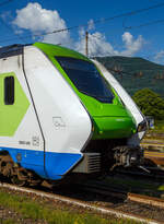 Detailbild des Trenord „Caravaggio“ ETR 421-042 (94 83 4441 842-5 I-TN / 94 83 4441 042-0 I-TN) ein vierteilige Hitachi Caravaggio am 25 Mai 2023 im Bahnhof Domodossola.