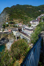 Ein Trenitalia Frecciargento ETR 485 (Pendolino) fährt am 21.07.2022 durch den Bahnhof Riomaggiore in Richtung La Spezia bzw.