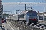 Die Schublok des FS Trenitalia interCity iC 501 von Sestri Levante nach Napoli zeigt sich vollen Gegenlicht, welches dem Zug zudem auch noch die Farbe raubt. Trotzdem wollte ich die in Chivitavecchia ausfahrenden FS Treniatlla E.401 008 fotografisch festhalben, da man die Lok nicht so oft zu sehen bekommt. 

27. Sept. 2025

