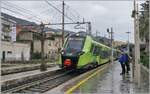 Der FS Trenitalia ETR 104 289 ist als R 12878 von Palermo nach San Agata Militello unterwegs und verlässt nach einem kurzen Halt in Cefalù. Das Bild zeigt auch ansatzweise, dass in Cefalù die weiteren Geleise über recht schmale Bahnsteige erreicht werden. Zudem endet von Palermo kommend kurz vor Cefalù die Doppelspur. 6. März 2026