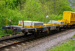 Zweiachsiger Flachwagen 23 81 9100 005-4 A-RTS der Gattung Us, der �sterreichischen Bahnbaufirma Swietelsky Baugesellschaft mbH (Fischamend-Steg), die Standartbeladung sind 2 St�ck Betonkl�tze � 4,3