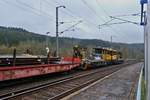 Nachschuss auf CFL Robbel 711 + 714, diese ziehen einen Wagenzug mit Schienen durch die Haltestelle Drauffelt.