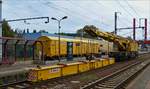Das schwere Nebenfahrzeug, der Gleisbaukran KRC 1200 (A-RTS 99 81 9119 004 -5) der Gleisbaufirma „Swietelsky“ mit einem Eigengewicht von 128 t. Er kann bis zu 150 t anheben und ist für die Streckenklasse CS 04 zugelassen. Er war am 26.08.2018 im Bahnhof von Mersch abgestellt. (Hans)