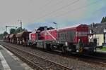 CFL DE 18 310, steht mit einigen mit Schotter gefüllten Güterwagen im Bahnhof von Wilwerwiltz.