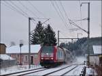 - Schnee in Luxemburg - Die 4004 durchf�hrt mit dem IR 3714 Luxembourg - Troisvierges die verschneite Ortschaft Enscherange.