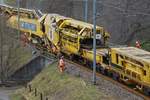 Schwellentransportschlitten 1, legt die neuen Schwellen auf dem Transportband der Arbeitsmaschine ab, f�hrt dan einige Meter zur�ck..
