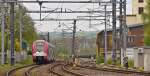 . Ein Blick vom Bahnhof Rodange in Richtung Belgien und Frankreich - Die Computermaus 2214 kommt am 29.04.2015 aus Athus (B) und wird in K�rze in den Bahnhof von Rodange einfahren, um dann ihre Reise nch Luxemburg-Stadt fortzusetzen. 

Die Strecke nach Belgien biegt etwas weiter hinten rechts ab und verzweigt sich dann in Richtung Athus (die ber�hmte Athus-Meuse-Linie) und in Richtung Virton. Die Strecke nach Frankreich verl�uft noch ein ganzer St�ck weiter genau entlang der belgo-luxemburgischen Grenze, bevor sie dann nach links in Richtung Longwy abbiegt. (Jeanny)