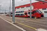 Triebzug 2410 steht in der Abstellung neben der Stra�enbahnhaltestelle: Lyc�e Bonnevoie, gesehen als wir an der Haltestelle ausgestiegen sind.