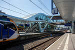 Bahnhof Arnhem Centraal (Arnheim Hbf) am 29 April 2025.

Der Bahnhof Arnhem Centraal ist der größte Bahnhof der Provinz Gelderland, der Hauptbahnhof der Stadt Arnheim sowie ein zentraler Knotenpunkt im städtischen ÖPNV. Am Bahnhof verkehren internationale und nationale Fern- und Regionalzüge. 

Folgende Bahnstrecken beginnen bzw. enden im Bahnhof:
Amsterdam – Arnhem (auch Rhijnspoorweg genannt); 
Oberhausen (D) – Arnhem (auch Hollandstrecke genannt);
Arnhem – Leeuwarden (auch Staatslijn A genannt); sowie 
Arnhem – Nijmegen

Der Bahnhof hat Zugangssperren, wie viele größeren Bahnhöfe in den Niederladen, so kann er nur mit Hilfe einer Chipkarte bzw. mit einem gültigen Ticket mit QR-Code (z. B. Handyticket) verlassen (und wieder betreten) werden. Bei Fahrscheinen ohne QR-Code erhält man auf Nachfrage bei der Fahrt nach Arnheim eine Keycard mit QR-Code ausgehändigt.
