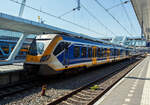 Der NS dreiteilige SNG 2327 (Sprinter Nieuwe Generatie), ein CAF Civity Triebzug steht am 29 April 2025 abfahrtbereit im Bahnhof Arnhem Centraal (Arnheim Hbf).

Die Sprinter Nieuwe Generatie (SNG) sind elektrische Triebwagen der NS - Nederlandse Spoorwegen N.V. (Niederl�ndische Eisenbahnen AG). Die elektrischen niederflurigen Triebz�ge werden vom spanischen/baskischen Unternehmen CAF (Construcciones y Auxiliar de Ferrocarriles) in Beasain (E) seit 2017 hergestellt. Sie geh�ren zur CAF Civity-Familie. Bei der NS sind dreiteilige Sprinter-Triebz�ge (Serie 2300/3000) und vierteilige Sprinter-Triebz�ge (Serie 2700) im Regionalverkehr im Einsatz. 

Im Jahre 2014 gaben die Nederlandse Spoorwegen beim spanischen Hersteller CAF die Lieferung von 118 Z�gen des Typs Civity in Auftrag. Die Bestellung umfasst eine Kapazit�t von 20.000 Sitzpl�tzen und soll f�r Sprinter-Z�ge im Regionalverkehr verwendet werden. Der erste Zug wurde auf dem Gel�nde von CAF in Beasain getestet. Im M�rz 2017 fanden weitere Probefahrten auf dem Eisenbahnversuchsring Velim in Tschechien statt. Hierbei legte der Zug bereits 40.000 Kilometer zur�ck. Anschlie�end wurde seine Best�ndigkeit bei winterlichen Verh�ltnissen in einer Klimakammer in Wien gepr�ft. Am 14. September 2017 wurde der erste Zug in die Niederlande �berf�hrt und im Folgemonat in der Werkstatt der Nederlandse Spoorwegen in Amsterdam-West offiziell vorgestellt. Die �brigen Fahrzeuge wurden im Laufe des Jahres 2018 per Schiff ins Hafengebiet von Rotterdam verfrachtet und daraufhin von Lastkraftwagen zur Werkstatt Zaanstraat in Amsterdam-West transportiert. Im August desselben Jahres erhielten die Z�ge ihre Zulassung f�r den Einsatz im Personenverkehr. Somit konnten die Nederlandse Spoorwegen Testfahrten zwischen Haarlem und Alkmaar, Amersfoort und Apeldoorn sowie Arnhem und Zwolle durchf�hren. Mit Beginn des neuen Jahresfahrplans vom 9. Dezember 2018 begann der offizielle Einsatz der Sprinter Nieuwe Generatie. Noch im selben Monat machten die Nederlandse Spoorwegen die Bestellung von 88 weiteren Z�gen bekannt. Der Sprinter Nieuwe Generatie der NS war der erste Gro�auftrag f�r Civity-Z�ge der CAF.

Allgemeiner Aufbau:
Die Z�ge bestehen aus drei oder vier Wagenteilen, die Endwagenteile ruhen jeweils auf einem normalen Trieb-Drehgestell und einem Jakobsdrehgestell als Laufdrehgestell, so ist die Achsfolge Bo’(2’)(2’)Bo’. So ruht das mittlere Wagenteil auf zwei Jakobsdrehgestellen. Bei den vierteiligen Z�gen kommen zwei Jakobsdrehgestelle hinzu und das mittlere Jakobsdrehgestell ist dann zudem als Triebdrehgestell ausgef�hrt, so ist die Achsfolge Bo’(2’)(Bo’)(2’)Bo’. Durch Jakobsdrehgestelle erhalten die Z�ge breite �berg�nge, wie sie auch bei U-Bahnen und Stra�enbahnen �blich sind. Dies sorgt f�r eine bessere Verteilung der Fahrg�ste im Zug und ein h�heres Sicherheitsgef�hl der Fahrg�ste durch die verbesserte �bersicht im Zug. Der Boden befindet sich auf gleicher H�he mit den Bahnsteig-Plattformen, wodurch der Zugang in den Zug erleichtert wird. Die T�ren sind mit ausziehbaren Stufen ausgestattet, sodass Rollstuhlfahrer ohne gro�en Kraftaufwand einsteigen k�nnen.

Die Z�ge werden mit ATB-EG, dem traditionellen Sicherungssystem des Hauptschienennetzes, und dem europ�ischen Sicherungssystem ETCS ausgestattet, sodass die Z�ge auch in Zukunft auf den niederl�ndischen Schienen verkehren k�nnen. Das elektrische System f�r diese Z�ge wird von der Mitsubishi Electric Corporation geliefert.

Interieur / Innemraum:
Die Z�ge sind mit rollstuhlgerechten Toiletten ausgestattet. Diese fehlten l�ngere Zeit im Sprinter Lighttrain, was zu �ffentlichen Protesten und einem Antrag im Repr�sentantenhaus f�hrte. Jeder Zug verf�gt au�erdem �ber spezielle Bereiche f�r Rollst�hle und Faltr�der. Die Z�ge sind mit Steckdosen und USB-Anschl�ssen f�r die erste und zweite Klasse ausgestattet. Durch den Einsatz von Sicherungen wird sichergestellt, dass die Fahrg�ste nicht zu viel Strom verbrauchen und der Zug weiterhin ordnungsgem�� funktioniert.

Au�enfarbwechsel:
Anfangs hatten die SNG-Z�ge, wie auch andere Triebz�ge, eine dunkelblaue Front. W�hrend diese F�rbung den europ�ischen Standards entsprach, machte die Kombination aus der dunklen Farbe und dem gro�en Fenster es schwierig, den Zug von Bahn�berg�ngen aus zu sehen. Der Mangel an Sichtbarkeit war die Hauptursache f�r eine Kollision zwischen einem Traktor und einem SNG an einem unbesicherten Bahn�bergang im Mai 2020, bei dem der Lokf�hrer get�tet wurde. Die NS beschloss, die Farbe der Fronten von Triebz�gen in Gelb zu �ndern, von denen der erste im Mai 2021 seinen Dienst aufnahm. Die NS musste so die 150 bereits gelieferten SNG-Triebz�ge neu lackieren, w�hrend die neuen Z�ge von CAF mit der „gelben“ Front geliefert wurden. Der �bergang zur neuen Farbe war bis August 2022 nahezu abgeschlossen. Eine �hnliche �nderung wurde 2023 an den FLIRT-Z�ge vorgenommen.

TECHNISCHE DATEN dreiteilige SNG, vierteilige SNG in Klammern:
Hersteller: Construcciones y Auxiliar de Ferrocarriles (CAF), Beasain (E)
Herstellertype: CAF Civity
Baujahre: 2017 bis 2023
Nummerierung: 2301-2368, 3001-3050 / (2701-2788)
Anzahl: 206, davon 118 dreiteilige und 88 vierteilige SNG
Spurweite: 1.435 mm (Normalspur)
Achsfolge: Bo′2′2′Bo′ / (Bo′2′Bo′2′Bo′)
L�nge �ber Kupplung: 59.560 mm / (75.760 mm)
Breite: 2.880 mm
H�he: 4.300 mm
Treib- und Laufraddurchmesser: 850 mm (neu) / 780 mm (abgenutzt)
Traktionssystem:	Mitsubishi Electric MAP-243-15VD288 (SiC- IGBT VVVF)
Traktionswechselrichter: 2� Mitsubishi MAP-243-15VD288
Fahrmotoren: 4 (bzw. 6) St�ck Ssynchron-Drehstrommotoren vom Typ Mitsubishi MB-5165-A mit einer Leistung von je 240 kW (bei Vierteiler 6 Motore)
Getriebe: CAF MIIRA AHHD-430-4.822-1 (Nennleistung 220 kW / 2.192 Nm)
�bersetzungsverh�ltnis: 1 : 4,822
Traktionsnennleistung: 1.600 kW / (2.400 kW)
H�chstgeschwindigkeit: 160 km/h, Planm��ig 140 km/h
Beschleunigung: 1,3 m/s�
Bremsverz�gerung: 1,1 m/s� 
Eigengewicht: 110 t / (138 t)
Fu�bodenh�he: 760 mm (Einstiegsbereich)
Anzahl der Doppelt�ren je Seite: 6 / (8) [Elektrische Schwenkschiebet�ren 1.300 mm breit]
Sitzpl�tze (gesamt): 148 / (200)
Sitzpl�tze in der 1. Klasse: 19 (38)
Sitzpl�tze in der 2. Klasse: 125 / (156)
Anzahl der Klappsitze: 4 / (6)
Fahrradpl�tze: 2 (f�r ein Fahrradland wie Holland recht wenig)
Stehpl�tze (4 Pers./m�): 148 / (161)
Stromsystem: 1.500 V DC (Gleichstrom)
Kupplung: Scharfenberg
