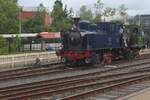 Am grauen Nachmittag von 4 Juli 2026 schleppt La Meuse SHM-5 'ENKHUIZEN' ein Zweikuppler durch das Gel�nde der SHM in Hoorn.