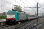 Am 3 Juli 2012 treft Alpha Trains 2802 mit Benelux-IC (aus gemietete ÖBB-Wagen!) in Dordrecht centraal ein.
