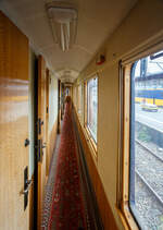 Innenraum/Interieur (Gang) des Salonwagen Prinz Bernhard Sr 8, NL-NS 61 84 89-30 002-9, vom königlichen Zug „Koninklijke Trein“ (Hofzug) am 24.