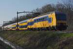 NS 7620 durchfahrt Tilburg Oude Warande am 18 März 2026 als IC nach Zwolle und wird vom offenbarer Fusspfad fotografiert. Der Oude Warande ist ein in 18.Jahrhundert angelegter Waldpark ins Westen Tilburgs und ist nicht nür für Wandere ein feines Ort, doch auch für Eisenbahnfans während Ümleitungen von Guterzüge.