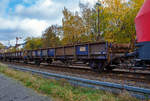 2-achsiger Flachwagen (Niederbordwagen) f�r Schotter und Sand, 43 84 3228 150-9 NL-RP, der Gattung NS Klmos 702, der Vermietungsfirma Railpro (voestalpine Railpro BV), am 04.11.2020 im Zugverband in