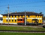 Der Oberbauwagen / Gleiskraftwagen ÖBB X 630.558 (99 81 9150 558-0A-ÖBB) ein GKW Robel Bamowag 54.22 der ÖBB-Infrastruktur steht am 04 April 2025 in Wels. Aufnahme aus einem Zug.