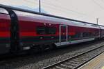 Personenwagen der Neuen Railjet Generation, A-�BB 73 81 85-91 3xx-x BRmpz, Bord Restaurant und Economy Class 30 Sitzpl�tze, eingereiht in dem Zug nach Innsbruck, gesehen im Bahnhof von Jenbach 08.2024