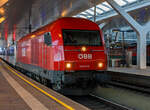Eine echte „Hercules“ die ÖBB 2016 072 (A-ÖBB 92 81 2016 072-8) am 13 Januar 2025, mit dem REX 21 (City Shuttle) von Salzburg Taxham über Neumarkt am Wallersee nach Braunau am Inn, beim Halt im Hauptbahnhof Salzburg. 

Die Siemens ER20 wurde 2004 von Siemens in München-Allach unter der Fabriknummer 20996 gebaut. Sie hat die Zulassungen für Österreich, Deutschland, Tschechien und die Slowakei. „Hercules“ ist ein Markenname der ÖBB für die Dieselelektrische Universallokomotive vom Typ Siemens ER20. 

Die Loks der Reihe 2016 der Österreichischen Bundesbahnen (ÖBB) sind vierachsige dieselelektrische Lokomotiven, die unter der Bezeichnung Hercules seit 2002 im Einsatz sind. Sie gehören der mittleren Leistungsklasse an und werden vor allen Zugarten eingesetzt. Auch der Verschub und Fahrverschub auf Dieselstrecken wird mittlerweile durch die 2016 geprägt.

Ende der 1990er Jahre wurde der Personen- und Güterverkehr auf den nicht elektrifizierten Strecken der Österreichischen Bundesbahnen (ÖBB) überwiegend mit Fahrzeugen aus den 1960er und 1970er Jahren betrieben. Zur Erneuerung der Fahrzeugflotte veröffentlichte die ÖBB 1997 eine Ausschreibung, um die Reihen 2043/2143 und 2050 zu ersetzen.

Der Auftrag über zunächst 40 Streckendiesellokomotiven wurde an Siemens AG, Österreich vergeben und in Verantwortung von Siemens Transport Systems, Erlangen konstruiert und gefertigt. 1999 wurde eine erste Option für 30 weitere Lokomotiven gezogen. Die erste Lokomotive wurde im Jahr Januar 2002 inbetriebgenommen. Später wurde eine Option über 30 weitere Lokomotiven gezogen.

Die Konstruktion der Reihe 2016 entspricht im Wesentlichen dem der ER20. Unterschiede gibt es nur bei einigen Ausstattungen, die speziell von der ÖBB gefordert wurden. Ein 2.000 Kilowatt leistender Dieselmotor mit angeflanschtem Drehstrom-Synchrongenerator erzeugt dabei den Strom für die vier Fahrmotoren (Einzelachsantrieb).

TECHNISCHE DATEN:
Hersteller: Siemens
Baujahre: 2002-2004
Gebaute Anzahl (Ordnungsnummer): 100 Stück (2016 001-100)
Achsformel: Bo’Bo’
Spurweite: 1.435 mm (Normalspur)
Länge über Puffer: 19.280 mm
Breite:  2.870 mm
Drehzapfenabstand: 10.360 mm
Achsabstand im Drehgestell:  2.700 mm
Raddurchmesser: 1.100 mm (neu) /1.020 mm (angenutzt)
Kleinster bef. Halbmesser: 100 m
Dienstmasse:  80 t
Höchstgeschwindigkeit: 140 km/h
Dieselmotorart: wassergekühlter viertakt-90°-V16-Zylinder-Dieselmotor mit Common-Rail-Einspritzung, Abgasturbolader und Ladeluftkühlung. Im Leerlauf werden zur Verbesserung der Abgaswerte 8 von 16 Zylindern abgeschaltet.
Motortyp:  MTU 16 V 4000 R41 (der MTU Friedrichshafen9
Motorhubraum: 76.265 cm³ (Bohrung × Hub = 170 mm × 210 mm)
Motorgewicht (trocken): ca. 9050 kg
Nenndrehzahl:  600 bis 1.800 U/min
Installierte Leistung:  2.000 kW (2.719 PS)
Anfahrzugkraft: 250 kN
Leistungsübertragung: dieselelektrisch (Drehstrom Generator - GTO Stromrichter und 4 Drehstrom Fahrmotore mit Ritzel-Hohlwellenantrieb)
Traktionsleistung (am Rad): 1.750 kW ohne ZS / 1.600 kW mit ZS
Tankinhalt:  2.800 l
Dynamisches Bremssystem Elektrodynamische Nutz- und Widerstandsbremse (Rückspeisung indie Zugsammelschiene bzw. für die Hilfsbetriebe je nach Möglichkeit)
Höchstleistung der dynamischen Bremse: 1.000 kN
Max. Bremskraft der dynamischen Bremse: 100 kN

Paradigmenwechsel. Wurden die ersten ÖBB-Diesellokomotiven nach dem zweiten Weltkrieg ausschließlich mit dieselelektrischer Kraftübertragung ausgerüstet, so entschied man sich damals aus Gründen der einfacheren Wartung und leichteren Instandhaltung für alle künftigen Diesellok Generationen für einen dieselhydraulischen Antrieb. Während bei ersterem ein oder mehrere Dieselmotoren Generatoren antreiben, die letztlich die Traktionsenergie für die Fahrmotoren erzeugen, treibt beim dieselhydraulischen Antrieb (vereinfacht gesagt) der Dieselmotor das Fahrzeug über ein Wendegetriebe an.

Jahrzehntelang wurden alle ÖBB-Dieselloks in dieser einfachen aber auch leistungstechnisch begrenzten Bauweise beschafft. Um die in die Jahre gekommenen Dieselloks der Reihen 2050, 2043 und 2143 zu ersetzen, wurde Ende der 1990er Jahre ein Projekt gestartet, das zum Inhalt die Erneuerung der Diesellokflotte hatte. Es sollten in drei Leistungskategorien über 200 Fahrzeuge beschafft und so für einen gehörigen Modernisierungsschub sorgen. Bei der neuen geplanten Streckendiesellok überlegte man sich erstmals seit über 40 Jahren wieder die Verwendung eines dieselelektrischen Antriebs.

Während des Bieterverfahrens kristallisierte sich heraus, dass doch nur zwei Kategorien von neuen Diesellokomotiven beschafft werden sollten. Nach der Endrunde wurde der Auftrag zur Lieferung der neuen Diesellok Generation an Siemens Transportation Systems vergeben. Hier konzentrieren wir uns auf die Streckendiesellok, des Siemens Baumusters ER 20 – ÖBB Reihe 2016.
Drehstromantrieb

Ein Novum nach so langer Zeit war die Verwendung eines dieselelektrischen Antriebs für die 2.000 kW starke Streckendiesellok. Der eingebaute MTU Motor treibt dabei einen Drehstromgenerator an, der vier, insgesamt rund 1.600 kW starke Drehstrommotoren mit dem elektrischen Traktionsstrom versorgt. Nach der griechischen Mythologie sollte die neue Streckendiesellokflotte der ÖBB den Namen „Hercules“ tragen. Ursprünglich war die Beschaffung von insgesamt 140 Lokomotiven geplant. Infolge der Änderung des Flottenmanagements und auch mangels Bedarf blieb es bei einer Bestellung von 100 Fahrzeugen, die den Bahnbetrieb auf nicht elektrifizierten Strecken in Österreich revolutionierten.

Sämtliche Fahrzeuge wurden bei Siemens TS in München-Allach (ehemals Krauss Maffei) gefertigt und beim ÖBB-Standort Wiener Neustadt in Betrieb genommen. Sofort nach der Betriebszulassung in Österreich gelangten die ÖBB-Hercules Loks zum Standort Graz, wo sie ab Mitte 2002 einen Großteil der Leistungen der damals dort eingesetzten 2143 übernahmen. Mit zunehmender Auslieferung wurden zuerst die Steiermark, dann auch zahlreiche Strecken in Niederösterreich auf die neue ÖBB-Reihe 2016 umgestellt. Besonders auf den dieselbetriebenen Steilstrecken können die Neubaufahrzeuge beweisen, was in ihnen steckt.
