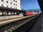 Eine Lok der ÖBB kam mit einem EC aus München Hbf in Ulm Hbf eingefahren im Juli 2017.
