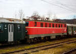 Die 1141.20 (91 81 1141 020-6 A-�GEG) der �GEG - �sterreichische Gesellschaft f�r Eisenbahngeschichte GmbH, ex �BB 1141 020-6, ex �BB 1141.20, ist am 14 Januar 2025 beim Bahnhof Timelkam abgestellt.