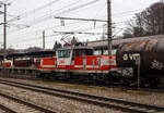 Die ÖBB 1163 008-6 „Robert“ (A-ÖBB 91 81 1163 008-6) fährt am 14 Januar 2025 mit einem Kesselwagenzug durch den Bahnhof Attnang-Puchheim auf den Westbahn in Richtung Linz   