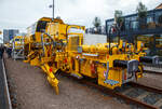 Plasser & Theurer pr�sentierte auf der iaf 2022 in M�nster (hier am 31.05.2022) mit der Plasser BallastMaster 205, ein neues Angebot von Schotterplaniermaschinen der Serie Plasser BallastMaster. Flexible Verteilung und Profilierung. Schotter Verteilen und Profilieren f�r Strecken und Weichen (5 m� Silo).

Die Maschine wurde 2022 von Plasser & Theurer in Linz (A) unter der Fabriknummer 7363 gebaut.

Die Plasser & Theurer Maschinen zur Schotterprofilierung sind die optimalen Werkzeuge f�r die Verteilung und das Planieren des Gleisschotters. Das beinhaltet das Pfl�gen von Bettungsflanke, Randweg und Bettungskrone, unterschiedliche Kehrarbeitsg�nge sowie das Aufnehmen, Speichern und Wiedereinbringen von Schotter.

Die Plasser BallastMaster ist ein neues Angebot bei den Schotterplaniermaschinen und k�nnen variabel aufgebaut werden. Sie passen mit ihrer Leistungsbandbreite zu einer Vielzahl von Gleis- und Weichenstopfmaschinen. Denn nur das optimale Zusammenspiel von Stopfen, Stabilisieren und Profilieren kann die Kosten moderner Gleisdurcharbeitung signifikant senken.

Bei der Entwicklung wurde besonderes Augenmerk auf �konomie und Effizienz f�r die Betreiber gelegt. Aufbau der Maschine und Zusammenstellung der Aggregate richten sich nach dem definierten Anforderungsprofil. 

Die kleinste 2-achsige Ausf�hrung ist auch f�r die Streckenklasse C2 (20 t Achslast) geeignet. Die gr��te 4-achsige Ausf�hrung hat zwei Fahrkabinen mit durchgehender Verkleidung und kann sogar mit dem P&T E�-Antriebssystem betrieben werden.

Die neuen Schotterplaniermaschinen gehen sparsam mit der Ressource Schotter um und speichern �bersch�ssigen Schotter, um ihn an Stellen mit Bedarf wieder einzubringen. Alle Maschinen der neuen Serie sind mit einem integrierten Silo ausgestattet, um Schotterverlagerungen und auch Speicherungen kleiner Mengen von �bersch�ssigem Schotter vornehmen zu k�nnen. Das Spektrum reicht dabei von Speichervolumen mit ca. 5 m� �ber Maschinen mit 7,5 m� bis zu 10 m�. Durch die vielf�ltigen Verstell M�glichkeiten kann Schotter sogar vom Bettungsfu� aufgenommen werden. Die Ausschwenkbegrenzung erm�glicht den gefahrlosen Einsatz ohne Behinderung des Zugverkehres am Nachbargleis.

Neuerungen f�r h�here Effizienz und Wirtschaftlichkeit:
Die zweiteiligen Flankenpfl�ge lassen sich an jede Bettungsflanke anpassen, ohne das Lichtraumprofil eines Nachbargleises zu verletzen, auch nicht beim Aufr�sten der Maschine. Im Bereich der Bettungskrone wird der von den Flankenpfl�gen herangebrachte Schotter �bernommen und weiter verteilt. Im Mittelpflug steuern Leitbleche und verstellbare Pflugschilder exakt die jeweilige Richtung des Schotterflusses. Der Stopfzonenbereich wird dabei optimal verf�llt. Danach entfernt eine Kehranlage liegen gebliebene Schotterk�rner von den Schwellenoberfl�chen. Dieser �bersch�ssige Schotter wird entweder seitlich entladen oder, im Sinne der h�heren Wirtschaftlichkeit, �ber ein F�rderband in den Speichersilo transportiert.

Neue Kehrb�rste f�r alle Schwellentypen:
Mit der neu entwickelten verstellbaren B�rstenwelle k�nnen alle Schwellentypen bearbeitet werden. Holzschwellen und Betonschwellen in Weichen ben�tigen eine gleichf�rmige B�rste, Betonschwellen auf der Strecke dagegen eine abgestufte B�rstenwelle. Bei Spezialschwellen sind auch Zwischenstellungen notwendig. Bisher mussten die kompletten B�rstenwellen je nach Anwendungsfall gewechselt werden, was arbeits- und zeitintensiv war. Mit der neuen Kehrb�rste ist dies nicht mehr erforderlich, es muss auch keine Wechselb�rste mitgef�hrt werden. Die Verstellung der B�rstenwelle erfolgt stufenlos.

Kehranlage mit flexibler Schotterverteilung:
Bisher konnten die Kehranlagen den aufgenommenen Schotter entweder in den Silo oder zu den Flanken verteilen. Mit der neuen Generation ist es m�glich, flexibel zu w�hlen: ein Drittel des Schotters in den Silo und zwei Drittel zu den Flanken oder umgekehrt. Selbstverst�ndlich kann auch weiterhin der gesamte Schotter in den Silo gef�rdert werden.

Steilf�rderband mit mehr Leistung und weniger Staubentwicklung:
Auch das Steilf�rderband zum Silo wurde verbessert. Durch die optimierte Neigung und gerade F�hrung wird die Schotterf�rderung in den Silo erleichtert. Verschiedene Ma�nahmen reduzieren die Staubentwicklung, wie zum Beispiel die bessere Abdichtung und optimierte Verbindung zum B�rstengeh�use.

Schottersilo erh�ht Einsparungspotenzial und Wirtschaftlichkeit:
Durch die Ausstattung mit einem Silo wird vor der Stopfung der vorgelagerte Schotter optimal verteilt, was die Wirtschaftlichkeit der Schotternutzung deutlich erh�ht. Die pr�zise durchgef�hrte Schotterverteilung unserer Schotterplaniermaschinen wirkt sich unmittelbar positiv auf das Arbeitsergebnis und die Stabilit�t der Gleislage aus. Denn nur wenn die eingebrachte Schottermenge auf jedem Gleismeter an die Anforderungen der Gleishebung durch die Stopfmaschine angepasst ist, kann bei der Durcharbeitung ein optimales Ergebnis erreicht werden.

�ber vier einstellbare Schottersch�chte k�nnen die Stopfzonen jederzeit flexibel und punktuell mit dem gespeicherten Schotter eingeschottert werden. Die Anordnung der Sch�chte vor dem Mittelpflug gew�hrleistet die technologisch richtige Arbeitsfolge. Auch eine Einschotterung der Flanken ist direkt aus dem Silo m�glich.

Optimierte Ergonomie in der Kabine und bei der Wartung:
Auch die ger�umigen Arbeitskabinen der Schotterplaniermaschinen konnten weiter optimiert werden. Die Sichtpositionen von den ergonomisch gestalteten Bedienerst�nden auf das Gleis und die Pfl�ge wurden verbessert. Das erleichtert die Arbeit der Maschinisten und steigert Qualit�t und Tempo.

�ber die Wartungsplattformen auf beiden Seiten des Antriebsblocks sind die Hydraulikkomponenten und der Motor leichter zug�nglich. Bei den neuen Maschinen wurde der Motor gegen�ber der bisherigen Einbauposition um 180� gedreht. Das vereinfacht die Wartungszug�nge und vermindert die Ger�uschentwicklung in der Kabine.

TECHNISCHE DATEN der Plasser BallastMaster 205:
Spurweite: 1.435 mm (Normalspur)
Achsanzahl: 2 
L�nge �ber Puffer: 17.640 mm
Achsabstand: 10.000 mm
Eigengewicht: 40 t
Max. Achslast: 20 t
Schottersilo: 5 m�
Wasservorrat f�r Staubniedernebelungsanlage zur Kehreinrichtung: 800 l (optional)
Antriebsleistung: 390 kW
H�chstgeschwindigkeit Eigenfahrt und geschleppt: 100 km/h
Min. Kurvenradius: 150 m
Zul. Streckklasse: C2 oder h�her
Bremse: Ke-GP m7
