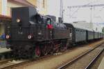 Tenderseite vorn treft ÖGEG 77.28 am mottigen Morgen von 10 September 2022 mit ein Dampfpendelzug in Benesov u Prahy ein während das Spektakel STEAM53.