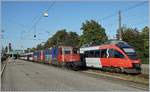 Die SBB Re 421 379-9 und eine weitere mit ihrem EC von Zürich nach München beim Halt in Bregenz.