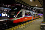 Der ÖBB 4024 033-4, ein vierteiliger elektrischer TALENT, hat am Abend des 25.03.2022 um 20:40 Uhr, als RegionalExpress REX 2 (Hochfilzen – Kitzbühel – Wörgl - Innsbruck), den Zielbahnhof Innsbruck Hbf pünktlich erreicht. 

Die Reihen 4023, 4024 und 4124 der österreichischen Bundesbahnen (ÖBB) sind elektrische TALENT-Triebwagen, die zwischen 2004 und 2008 vom Hersteller Bombardier Transportation ausgeliefert wurden.

Kennzeichnung:
Die österreichischen TALENT-Triebwagen sind mit den Gattungszeichen BDET klassifiziert und mit der UIC-Kennzeichnung der Triebfahrzeuge 94 81 4023 xxx-x, 94 81 4024 xxx-x bzw. 94 81 4124 xxx-x beschriftet, wobei xxx die Ordnungsnummer und x die Prüfziffer sind. Damit sind folgende Informationen codiert: Österreichischer Triebzug mit weniger als 190 km/h, elektrisch getriebener Schnellbahntriebwagen für den innerstädtischen und Umlandverkehr mit Plätzen der 2. Klasse.

Unterscheidung:
Reihe 4023
Als Reihe 4023 bezeichnen die ÖBB die dreiteilige Version des TALENT-Triebwagens. Die kürzere Variante wird auf der Bahnstrecke Peggau–Übelbach anstelle der vierteiligen Variante eingesetzt, weil die Bahnsteige an der S-Bahn-Strecke der S11 zu kurz für die 4024er-Reihe sind. Auch in Kärnten und Salzburg verkehren die kürzeren S-Bahn-Triebzüge.

Reihe 4024
Die klassischen Vierteiler tragen die Bezeichnung 4024. Sie bilden mit 140 gelieferten Einheiten das Rückgrat für den öffentlichen Personennahverkehr in Österreich. Sie sind in allen Gebieten mit größerem Nahverkehrsaufkommen (alle S-Bahn-Systeme und manche Regionalverbindungen) im Einsatz.

Reihe 4124
Die Reihe 4124 (anfänglich als Rh 4824 beschriftet) ist ein elektrischer Zweisystemtriebzug für den Verkehr in 15-kV- sowie 25-kV-Netzen. Geliefert wurden 37 Stück. Die 25-kV-Einrichtung wird beim Einsatz von Wien in Richtung Ungarn über die Strecken der Raab-Oedenburg-Ebenfurter Eisenbahn genutzt.

TECHNISCHE DATEN:
Baujahre: 2004–2008
Spurweite:1.435 mm (Normalspur)
Achsformel: B’2’2’B’ (Dreiteiler) / Bo’2’2’2’Bo’ (Vierteiler)
Länge: 52,12 m (Dreiteiler) / 66,87 m (Vierteiler)
Breite: 2 925  mm
Leergewicht: 96,5 t (Dreiteiler) / 116,0 t (Vierteiler)
Höchstgeschwindigkeit: 140 km/h
Stundenleistung: 1.440 kW (Dreiteiler) / 1.520 kW (Vierteiler)
Beschleunigung leer: 1,05 m/s² (Dreiteiler) / 0,92 m/s² (Vierteiler)
Bremsverzögerung:1,2 m/s²
Stromsystem:15 kV, 16,7 Hz AC (BR ÖBB 4112 zudem 25 kV, 50 Hz AC)
Stromübertragung: Oberleitung
Anzahl der Fahrmotoren: 4 Stk. Elektromotoren
Antrieb: elektrisch
Bremse: SW C-pn-R-A-E-Mg
Zugheizung: Elektroheizung
Geschwindigkeitsmesser: Analog (Tachoscheibe)
Kupplungstyp: Scharfenberg Typ 10
Sitzplätze: 151 (Dreiteiler) / 199 (Vierteiler)
Stehplätze: 160 (Dreiteiler) / 252 (Vierteiler)
Fußbodenhöhe: 590 mm (Einstiegshöhe)
Hersteller: Bombardier Transportation
Anzahl:188 (davon 11 Dreiteiler, 140 Vierteiler und 37 Zweisystem-Vierteiler)
