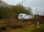 Die weiße SIEMENS Vectron AC DPM 193 919 (91 80 6193 919-8 D-ELOC) am 17.04.2023 mit einem Containerzug beim Hbf Hof.