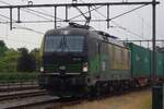 Vom hinter den Gitter: am 22 Juni 2023 treft LTE 193 740  KOMMT ZUM ZUG  mit der Erant-Containerzug in Oss ein.