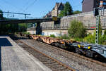 Leerer sechsachsiger Gelenkwagen (Gelenk-Containertragwageneinheit), 37 80 497 5 864-2 D-RCW, der Gattung Sggrss 80´, der Rail Cargo Group (zu ÖBB), am 18 August 2025 im Zugverband bei einer