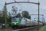 SETG 193 728 'LUCHS' durchfahrt am 5 Juni 2024 mit der Sinterzug Hulten und wird vom offenbarer Weg beim bekannter Bahn�bergang fotografiert.