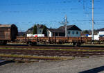 Zweiachsiger Flachwagen mit Seiten- und Stirnwandklappen sowie Seiten- und Stirnwandrungen, 21 81 3310 288-7 A-StH (ex �BB), der Gattung Ks, der Stern & Hafferl Verkehrsgesellschaft m.b.H. (StH), am 04 April 2025 beim Bahnhof Vorchdorf-Eggenberg abgestellt.

Der Wagenkasten besteht aus 12 st�hlernen Seiten- und 2 st�hlernen Stirnborden mit 12 austauschbaren Seitenwanddrehrungen und 4 austauschbaren Stirnwandsteckrungen. Die Borde sind so ausgelegt, dass im abgeklappten Zustand ein unbehindertes Befahren des Wagens von Seiten- und Kopframpen aus m�glich ist. 

TECHNISCHE DATEN des Wagens:
Spurweite: 1.435 mm (Normalspur)
Achsanzahl: 2
L�nge �ber Puffer: 13.860 mm
Achsabstand: 8.000 mm
Ladel�nge zwischen den Stirnw�nden: 12.500 mm
Ladebreite: 2.760 mm
Ladefl�che: 34,5 m�
Bordwandh�he: 400 mm
Fu�bodenh�he �ber SOK: 1.230 mm
H�chstgeschwindigkeit: 100 km/h 
Eigengewicht: 13.840 kg
max. Zuladung: 27 t (ab Streckenklasse C)
Kleinster bef. Gleisbogenradius: 35 m
Bauart der Bremse: O-GP-A
Handbremse: nein
Intern. Verwendungsf�higkeit: RIV