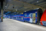   Der �BB Nightjet Doppelstock-Schlafwagen A-�BB 61 81 76-94 215-8 WLBmz, am 21.05.2018, eingereiht im �BB Nightjet (NJ40470 / NJ 470), im Bahnhof Basel SBB.