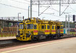 Das polnische modernisierte zweiteilige Fahrzeug für den Oberleitungsbau und Instandhaltung von Oberleitungen PS-00/B nr 05 (99 51 9 431 057-0 PL-PKPE) der PKP Energetyka fährt am 27 Juni 2017 durch den Bahnhof Rzepin (deutsch Reppen) in Richtung Osten.

Diese selbstfahrenden zweiteiligen Fahrzeuge für den Oberleitungsbau und Instandhaltung von Oberleitungen (Pociąg sieciowy) vom Typ  PS-00/B wurden von der ZPS Sp. z o.o. in Warschau (ex ZNTK Stargard) gebaut. 

Das modernisierte Fahrzeug wird von einem wassergekühlten V8-Motor mit Turboaufladung, Ladeluftkühlung und Vierventiltechnik von Typ Deutz TCD 2015 V08 4V mit einer Leistung von 350 kW (bei 1:400 U/min) abgetrieben. Der Motor ist mit einem Drehmomentwandler und einem Vierganggetriebe kombiniert. Vom Getriebe wird der Antrieb über Gelenkwellen auf beide Achsen der Antriebseinheit (hydrostatischem Antrieb) übertragen. 

Auf dem Fahrzeug sind folgende Geräte installiert: feste Plattformen, bewegliche Plattform, hydraulischer Kran, zweiarmiger Fahrdraht- und Tragseildrücker, Steuer- und Messstromabnehmer, Fahrdrahtverschieberollen, hydraulische Winden.

Das Fahrzeug verfügt über insgesamt vier geräumige, beheizte und belüftete Kabinen, zwei in jedem Abschnitt. Auf der Antriebseinheit befindet sich eine Steuerkabine, die alle notwendigen Geräte zur Steuerung, Überwachung und Bedienung des Zuges enthält, sowie eine Werkstattkabine, die mit einem Schlossertisch mit Schraubstock, Regalen, einer Bohrmaschine, einer Schleifmaschine und anderen Geräten ausgestattet ist zur Durchführung von Schlosser- und Montagearbeiten erforderlich. Der Anhängerbereich umfasst eine zweite Steuerkabine und eine Sozialraumkabine. Alle Kabinen im Zug verfügen über eine elektrische Heizung und eine zusätzliche Ölheizung.

TECHNISCHE DATEN: 
Spurweite: 1.435 mm 
Achsenfolge A´A´ + 1´1´ (4 Achsen, davon zwei angetrieben)
Länge über Puffer: 25.880mm (12.940mm und12.940mm)
Achsabstand: je 7.500 mm
Leistung: 350 kW
Höchstgeschwindigkeit:  90 km/h