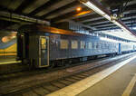 Der SJ zweite Klasse Reisezugwagen der Gattung B7, S-SJ 50 740 22-73 393-5, der SJ (Statens J�rnv�gar AB, ehemaligen schwedische Staatsbahnen), ex SJ 5393, am 21 M�rz 2019 am Zugende von einem Personenzug nach Oslo im Bahnhof Stockholm Central (Stockholm Hbf).

Mit dem 2. Klasse Wagen B7 und dem 1. Klasse Wagen A7 begann die Serie der 1980er-Jahre-Wagen, die heute die Lokbespannten Z�ge der SJ dominieren. In den Waggons gab es viele Neuheiten: ferngesteuerte T�ren, Lautsprecher, Vakuumtoiletten und eingebaute Schlusssignale.

Schon �u�erlich unterschied sich der B7 von den Vorg�ngertypen dadurch, dass er sowohl h�her als auch l�nger war. Die Wagen hatten eingebaute Trittstufen, was dazu f�hrte, dass die T�ren im Vergleich zu den �brigen Wagenseiten etwas nach unten ragten.

Eigentlich sollten die Wagen erst nur an einem Ende �ber Eing�nge und eine Toilette verf�gen, um mehr Sitzpl�tzen zu haben. In diesem Design wurden die Wagen von der SJ bestellt, doch kurz darauf trat die SJ zur�ck und die Zeichnungen wurden so ge�ndert, dass die Waggons an beiden Enden Eing�nge und Toiletten hatten.

Der erste B7-Wagen wurde 1979 ausgeliefert und bis 1990 baute die Kalmar Verkstads AB in Verkstad insgesamt 171 Waggons f�r SJ. Der B7 wurde so zusammen mit anderen Wagen aus den Achtzigern zum R�ckgrat der InterCity-Z�ge von der SJ und ist bis heute der am weitesten verbreitete Personenwagentyp in Schweden. Die Wagenk�sten sind aus Stahl gefertigt.

Der Innenraum ist im Lounge-Stil gehalten und verf�gt �ber ein gr��eres und ein kleineres Gro�raumabteil (das kleinere war urspr�nglich f�r Raucherabteil vorgesehen). Das gr��ere Abteil ist 14 Meter lang (der gesamte Wagen ist 26,4 Meter lang) und die Gesamtzahl der Sitzpl�tze betr�gt 78. Im kleineren Abteil (Sitzpl�tze 1-20) d�rfen Tiere mitgenommen werden.

Bei Auslieferung waren die Wagen mit einem Pl�schsitzbezug ausgestattet. Anfang der 2000er Jahre wurden die meisten B7-Wagen unter anderem mit neuen blauen Sitzpolstern und neuen Kopfst�tzen aufgefrischt.

TECHNISCHE DATEN:
Gebaute Anzahl: 171
Nummerierungen SJ (urspr.): 5201-5220, 5227-5230, 5276-5339, 5344-5400, 5483-5507, 5576
Hersteller: Kalmar Verkstads AB
Baujahre: 1979 bis 1990
Spurweite: 1.435 mm (Normalspur)
L�nge �ber Puffer: 26.400 mm
Wagenkastenl�nge: 25.900 mm
Wagenkastenbreite: 3.080 mm
H�he �ber Schienenoberkante: 4.400 mm
Drehzapfenabstand: 18.500 mm
Achsstand im Drehgestell: 2.500 mm
Laufraddurchmesser: 980 mm (neu)
Drehgestellbauart: MD 80-E (Minden-Deutz)
Leergewicht: 46 t
H�chstgeschwindigkeit: 160 km/h
Sitzpl�tze in der 2. Klasse: 78
Abteile: 2
Toiletten: 2 (geschlossenes System)
Bremsbauart: KE-GPR

Quelle: j�rnv�g.net , sowie Wikipedia.