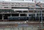 Der SJ zweite Klasse Reisezugwagen mit Gepäckabteil BF7 - 5456, S-SJ 50 74 82-73 456-7, der SJ (Statens Järnvägar AB, ehemaligen schwedische Staatsbahnen), ex SJ  BF4 – 5456, am 21 März 2019 am Zugende von einem Personenzug bei der Einfahrt in den Bahnhof Stockholm Central (Stockholm Hbf).

Die SJ beschloss 2008, einige ihrer Reisezugwagen aus den 1980er Jahren umzubauen und zu modernisieren. So wurden 28 der zwischen 1985-1986 von Kalmar Verkstads AB gebauten BF4-Wagen, wurden zwischen 2010 und 2011 zu BF7 umgebaut.  

TECHNISCHE DATEN:
Umgebaute Anzahl: 28
Nummerierungen SJ : 5401-5404, 5412-5425, 5456-5465
Hersteller: Kalmar Verkstads AB
Baujahre: 1985 und 1986 (Umbau 2010 und 2011)
Spurweite: 1.435 mm (Normalspur)
Länge über Puffer: 26.400 mm
Wagenkastenlänge: 25.900 mm
Wagenkastenbreite: 3.080 mm
Höhe über Schienenoberkante: 4.400 mm
Drehzapfenabstand: 18.500 mm
Achsstand im Drehgestell: 2.500 mm
Laufraddurchmesser: 980 mm (neu)
Leergewicht: 47 t
Höchstgeschwindigkeit: 160 km/h
Sitzplätze in der 2. Klasse: 46 (40 im Großraum und ein 6er Abteil)
Toiletten: 1 (geschlossenes System)
Bremsbauart: KE-GPR

Quelle: järnväg.net