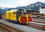 Die Schneefr�se RhB Xrot mt 95402 abgestellt am 12.09.2017 in Thusis, aufgenommen aus einem RhB Zug heraus.