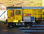 Der Fahrleitungsturmwagen RhB Xm 2/2 9912 steht am 02.11.2019 in Poschiavo (aufgenommen aus einem Zugheraus).