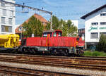Die Diesellok Am 841 006-0 (Am 92 85 8 841 006-0 CH-SBBI) der SBB Infrastruktur steht am 11 September 2023, mit einem Schotterzug, in Thun (Aarefeld). Bild aus einem Zug durch die Scheibe. 

Die Diesellok vom Typ GEC Alsthom GA-DE 900/AS wurde 1996 von der GEC Alsthom Transport SA in Valencia, Spanien (ab 2005 Vossloh España, seit 2015 Stadler Rail Valencia S.A.U.) unter der Fabriknummer 1984 gebaut und an die SBB geliefert. 

Den SBB fehlten Anfang der neunziger Jahre Diesellokomotiven, die schwere Bauzüge bei geringen Geschwindigkeiten befördern konnten. Die sieben Am 4/4 ex DB V 200 hatten sich für diesen Einsatz überhaupt nicht bewährt und es mussten dringend geeignete Diesellokomotiven für die verschiedenen Netzausbauprojekte beschafft werden. Auch für die Güternahzustellung fehlten genügend leistungsfähige thermische Triebfahrzeuge. Nach einer internationalen Ausschreibung fiel die Wahl auf GEC Alsthom Transport in Valencia, wo die SBB Ende 1994 dreißig Lokomotiven des Typs GA-DE 900/AS bestellte. Diese Bestellung wurde Mitte 1996 um zehn Lokomotiven erhöht.

Die Lokomotive basiert auf der Baureihe 311, die von den verstaatlichten Maquinista, Ateinsa und Babcock&Wilcox für die RENFE gebaut worden waren. Maquiniste in Barcelona, Ateinsa in Madrid sowie Meinfesa in Valencia wurden von GEC Alsthom übernommen. Die spanische Version erhielt eine elektrische Ausrüstung von Siemens. Dies war bei den SBB Am 841 000 bis 039, die bei GEC Alsthom bestellt wurden, nicht mehr möglich.

Der MTU-Dieselmotor 8V 396 TB14 mit 920 kW Leistung treibt direkt den Drehstromgenerator an. Dieser speist den zentralen Wechselrichter, der die vier Drehstromfahrmotoren versorgt. Die Auslieferung erfolgt von Mitte 1996 bis Mitte 1997. Auf breitspurigen Hilfsdrehgestellen gelangten die Lokomotiven an die französische Grenze und dann paketweise als Bahntransport zur SLM nach Winterthur, wo die Inbetriebsetzung erfolgte.

Anlässlich der Bereinigung der Flotten bei SBB Infrastruktur und SBB Cargo, gelangten alle vierzig Diesellokomotiven zur Infrastruktur, wo sie in Einzel- bis Dreifachtraktion verkehren können. Für den Streckeneinsatz sind die Fahrzeuge seit der Ablieferung mit Zugsicherung ausgerüstet.
