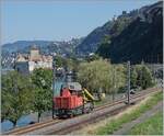 Beim Château de Chillon ist der SBB Tm 234 113-9  Ameise  auf der Fahrt in Richtung Vevey.