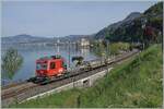 Kurz vor Villeneuve ist der SBB Tm 234 418-2  DART  (Tm98 85 5 234 418-2 CH SBBI) ist mit zwei Dienstwagen unterwegs. 

17. April 2026
