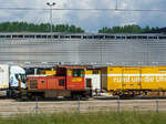 Die Post-Lok P 16 – Tm 237 916-2 der Schweizerischen Post AG (La Poste Suisse) mit einem Postzug am 29.05.2012 beim Paketzentrum Daillens. Aufnahme aus einem Zug heraus.

Die Lok wurde 1999 von Stadler unter der Fabriknummer 522 gebaut und an die La Poste Suisse in Daillens als Lok P16 geliefert. Im Jahr 2016 ging die Lok an die Sersa Group AG wo sie nun unter der Nummer 98 85 5233 916-6 CH-SERSA geführt wird. Ob sie zuvor modernisiert wurde ist mir unklar. Wobei vermutlich hat die Schweizerische Post die Eisenbahndienstleitung einfach an die Sersa ausgelagert.

Für die neuen Paketzentren bestellt die Post bei Stadler drei dieselelektrische Rangierlokomotiven. Sie entsprechen dem 1998 an die Dreispitzverwaltung gelieferten Tm 237 860. Der Dieselmotor treibt einen Generator an, der den Fahrmotor antreibt, der über Gelenkwellen auf beide Achsen wirkt. Die als P 16 bis P 18 bezeichneten Fahrzeuge erhalten ebenfalls die UIC-Bezeichnung Tm 237 916 bis 918. Dabei kommt es zu Doppelbelegungen mit anderen Fahrzeugen. Das Fahrzeug 16 kommt in Daillens, 17 in Härkingen und 18 in Frauenfeld zum Einsatz. Der Traktor P 18 hat am 19. Januar 2011 in Frauenfeld einen schweren Rangierunfall erlitten. Das Fahrzeug wurde in der zweiten Hälfte 2011 abgebrochen.
