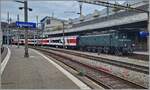 Auf Gleis 1 in Lausanne wartet die SBB Historic Ae 4/7 10976 mit ihrem Schulzug auf die Abfahrt. Die Lok wurde 1931 abgeliefert und stand bis 1995 im aktiven Dienst und wurde dann nach 64 Einsatzjahren als SBB Historic Lok aufgenommen.
Der SBB Schulzug wird traditionell von  Altbauloks  befördert, die passen zwar eher wenig zum Zug, bieten aber die Gelegenheit, dass die Loks bewegt werden und Bahnfotografen sie verewigen können.

1. Nov. 2025 